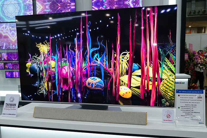 群創於今年 Touch Taiwan 2021 展上，展示搭載 Mini LED 及量子點技術的 8K 顯示器。