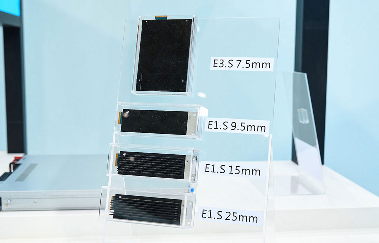 EDSFF 數據中心 SSD 採用 KIOXIA 新式的 E1.S 與 E3.S 形式，現場也提供了不同尺寸的產品比較。