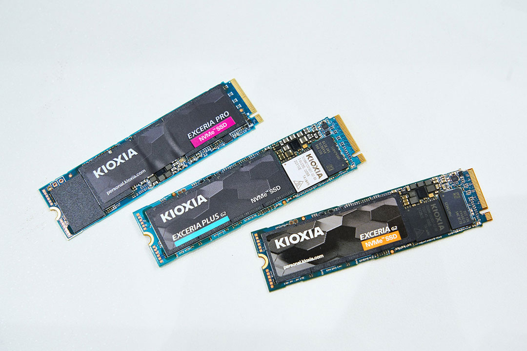 三款 EXCERIA 系列 SSD，正面的標貼也可看到對應外盒不同系列的顏色。
