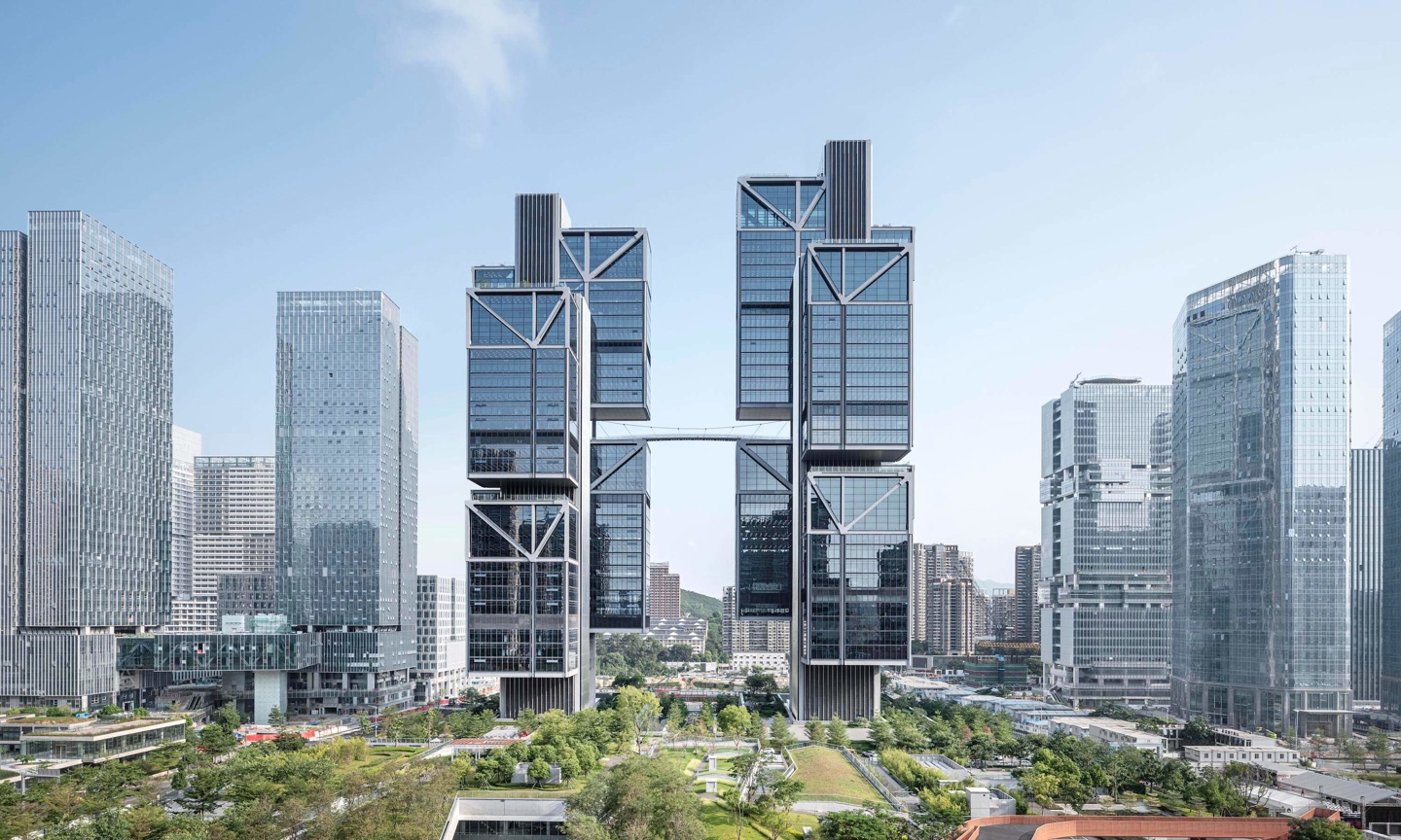大疆展示新全球总部“天空之城”：全球首例高度超过 200 米的非对称悬挂钢结构超高层建筑