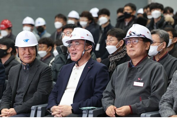 郑哲东社长（中）出席在LG Innotek龟尾第四工厂举行的FC-BGA新工厂设备引进仪式