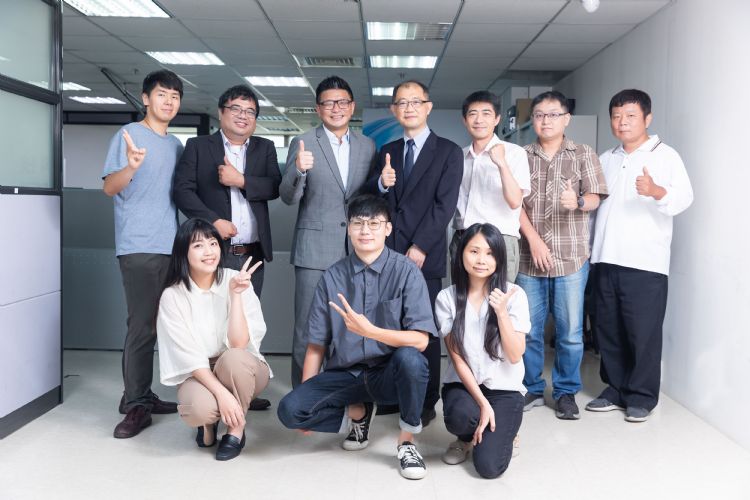 勤天科技总经理何宏哲（后排左4）、业务处副总经理李佳龙（后排左3）与团队夥伴合影。DIGITIMES摄