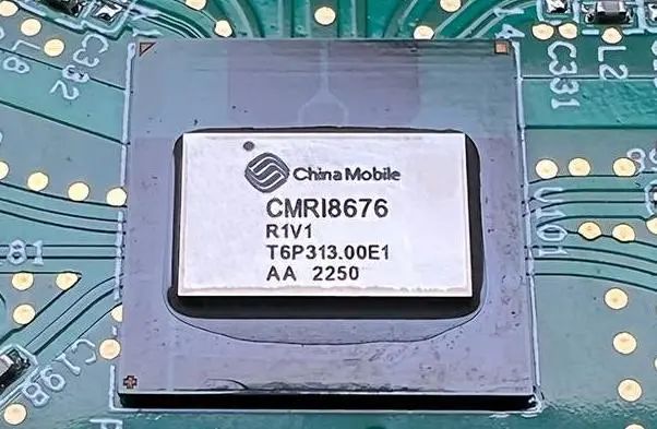 中国移动发布的5G射频芯片破风8676引起了广泛关注。