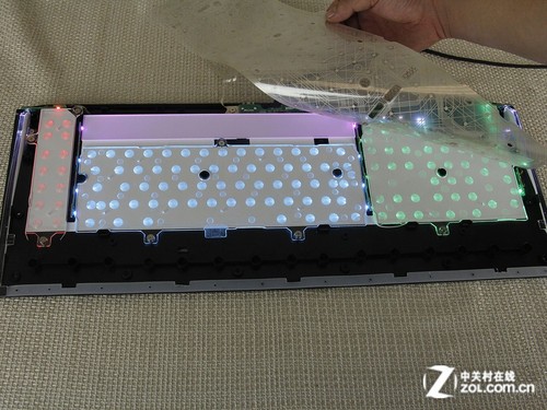 htm赛睿apex背光游戏键盘内部通电效果 很美这是整把键盘通电之后的