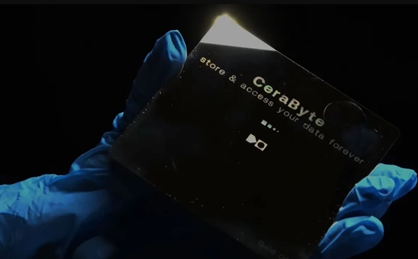 完爆SSD/HDD！新型玻璃硬盤壽命可達(dá)5000年：放入鹽水中煮沸、烤箱烘烤完好無(wú)損