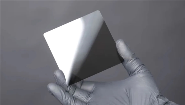 完爆SSD/HDD！新型玻璃硬盤壽命可達(dá)5000年：放入鹽水中煮沸、烤箱烘烤完好無(wú)損