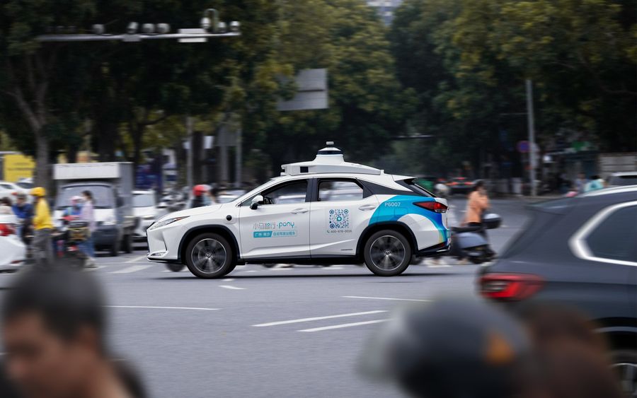 中国繁忙街道中间的白色 Pony.ai 无人驾驶机器人出租车 中国繁忙街道中间的白色 Pony.ai 无人驾驶机器人出租车