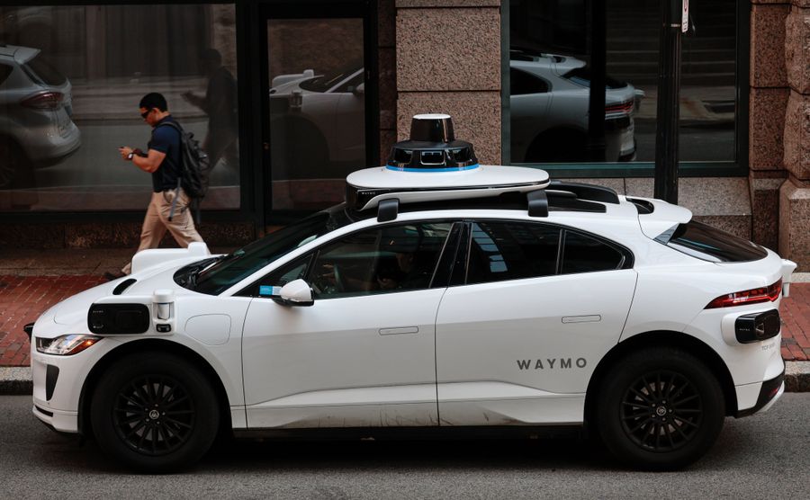 一辆白色的 Waymo 自动驾驶汽车停在街边 一辆白色的 Waymo 自动驾驶汽车停在街边